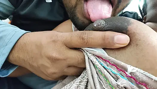 Indische desi-stiefschwester und stiefbruder küssen sich langsam heiß und lutschen möpse.