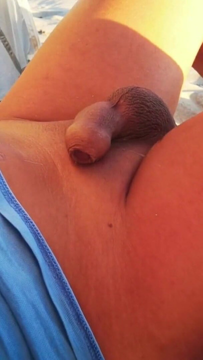 Gutt overspent på nakenstranden - endeløse orgasmesammentrekninger og hender | Klipp 1