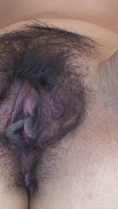 Captivating moment from "Alte asiatische milf bekommt crampie im hotel"