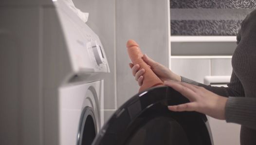 Vond een dildo in de wasmachine en werd betrapt op masturberen door stiefvader