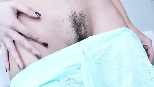 Teeny, asiatische schönheit masturbiert mit ihrer haarigen muschi