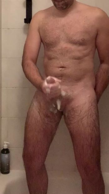 Un duro cazzo di un uomo in bagno