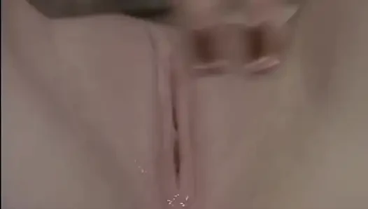 Dieses Mädchen wird von der MILF geleckt und nimmt dann einen schönen Schwanz, um zu spritzen