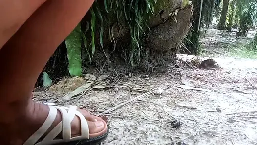 Ibu mertuaku bermain dengannya di luar ruangan