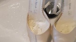 Pisse sur ses chaussures de mariage