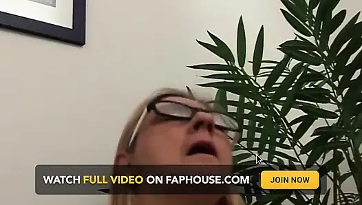 Geiles schätzchen mit MILF-brille lutscht und reitet dicken schwanz wild
