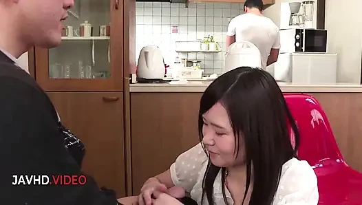 Asiatisches schätzchen gibt verführerischen blowjob mit geschickten techniken