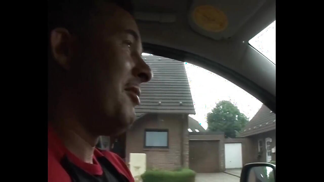 Рыжая милфа в очках обожает секс в машине