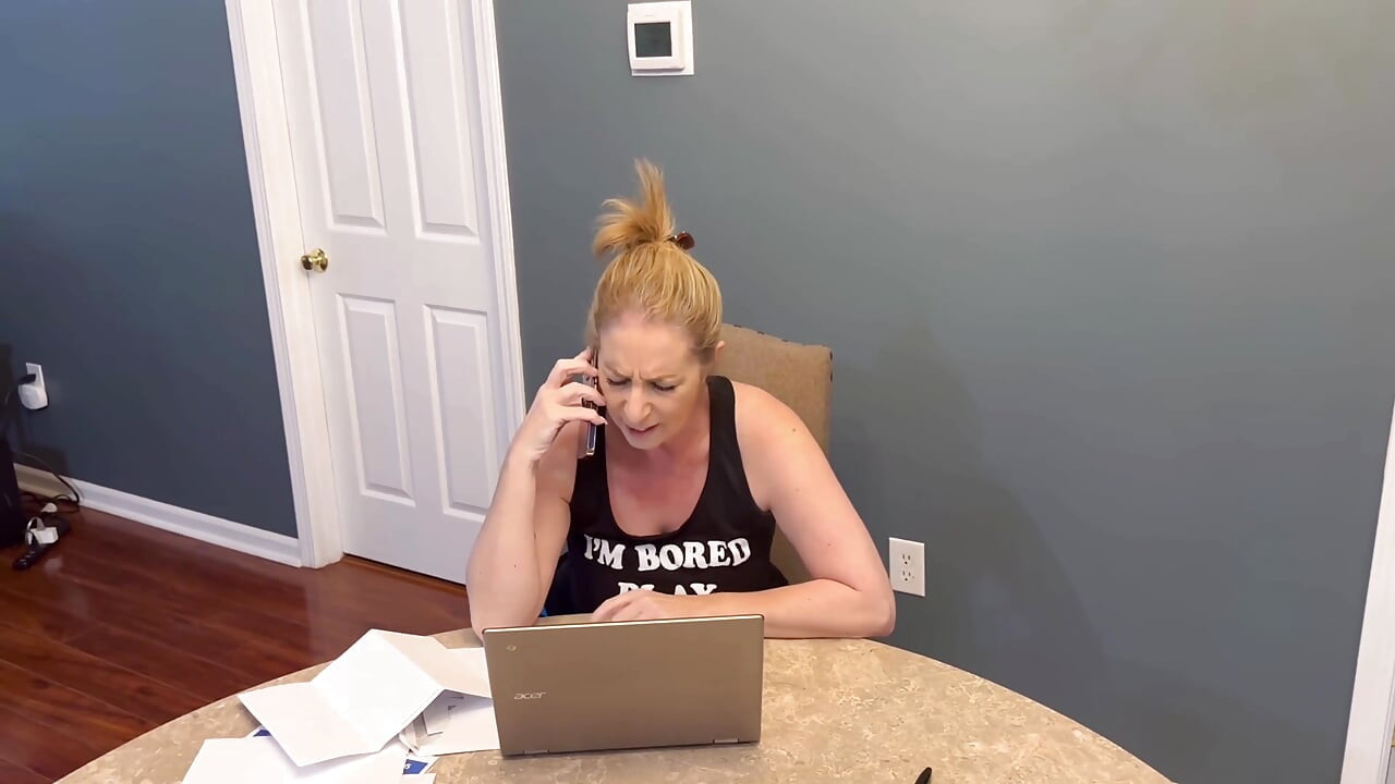Curvy Mature MILF Danni Jones Gets a Home Visit From Her Masseuse