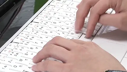 Ofis Asyalı kızlar sahne-2 çoraplı Japon kız ofiste iki iş arkadaşıyla üçlü seks yapıyor