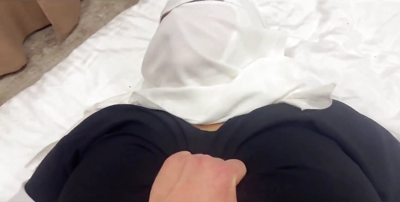 Mucama árabe seduce al cliente del hotel en la habitación con su coño apretado