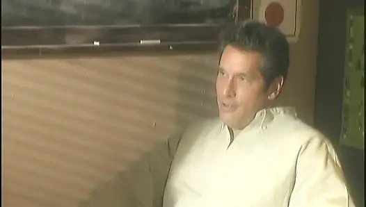 Sarışın sürtük gırtlağına kadar seviyor