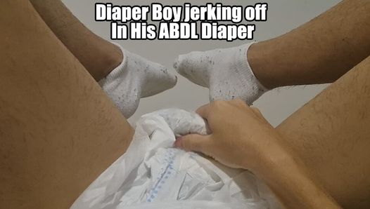 Diaper Boy se branle dans sa couche ABDL