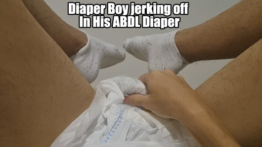 Diaper Boy se branle dans sa couche ABDL