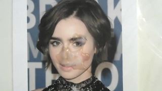 Lily Collins hołd 1