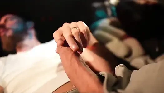 Kulüpte, halka açık işiyor ve oral seks ve sabah seksi!