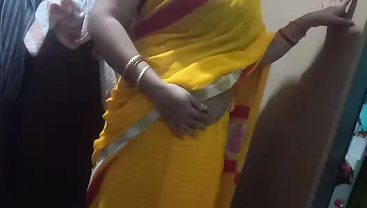 Индийская домохозяйка носит желтую сари.