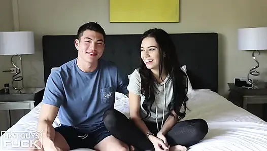 Asiatischer pinoy-hengst Sean fickt rachel baddie