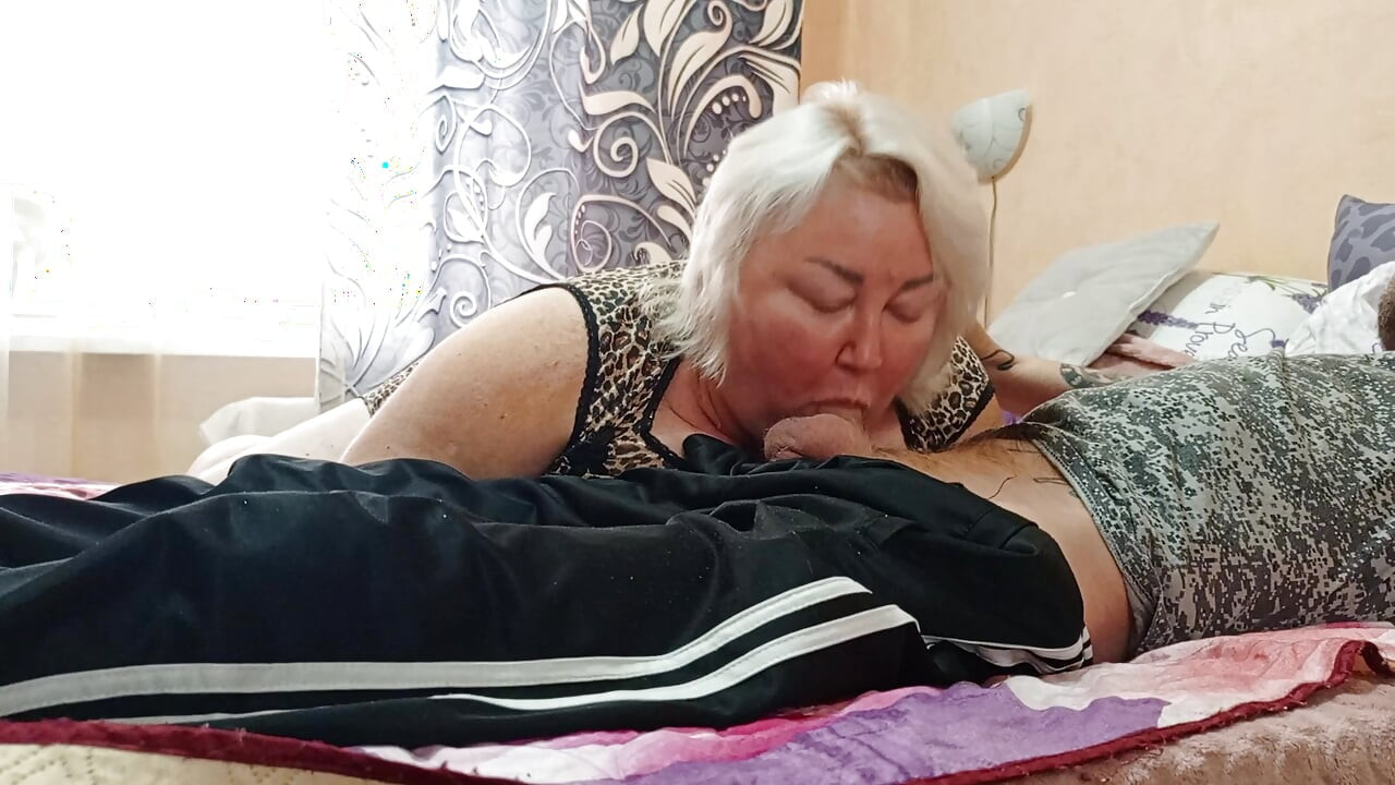 Ağzına boşalan ve yutan bir komşudan beklenmedik derin oral seks