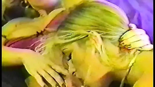 Azgın sarışın klitoris yalayıcı kız arkadaşının sıkı tıraşlı amıyla oynuyor