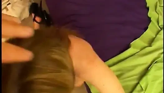 Muhteşem hatun ıslak amcığının büyük bir direk tarafından sert sikilmesini seviyor