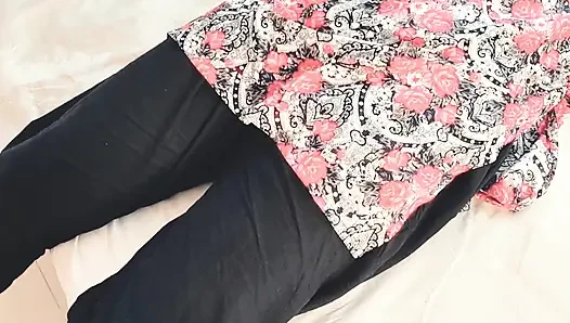 Yaşlı üvey erkek kardeş üvey kız kardeşini hizmetçiyle sikiyor.