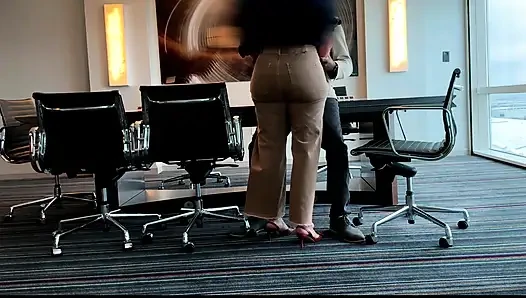 Фа Фиона встречает пассажира в его зале заседаний