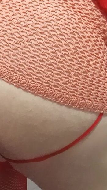 Mi falda rosa deja escapar a mi culo que recibe esa hermosa verga.