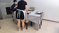 Servitrisen får intern cumshot i sin krämiga fitta under bordet