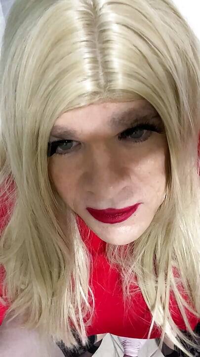 Crossdresser talks to Daddy and sucks him and ask viewers to comment if they want to really play with her