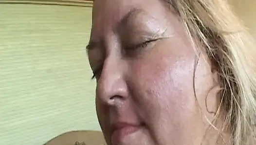Seksi esmer tombul sarışın fahişelerin göğüslerini çekiyor