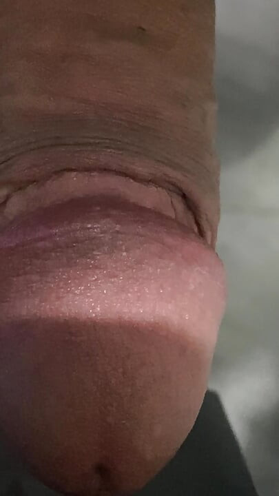 In the bathroom, there was a cock that was getting an erection, only knowing how to endure it, not having to do it