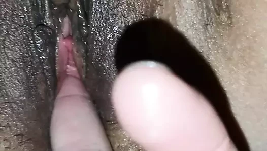 Parmaklarım kızkardeşinin arkadaşının ıslak pembe amını sert sikmeden önce