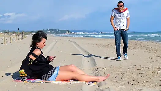 Pelacur pantai dan disetubuhi terangsang di rumah