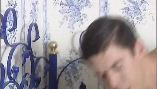 Esmer Azgın Sürtük Arkadaşının Büyük Sert Yarağını Emiyor