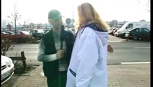 Ginger teen mit dicken möpsen und behaarter muschi zieht sich beim casting aus