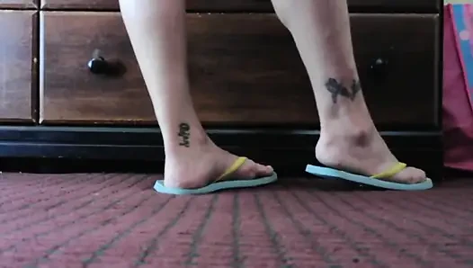 Stehende schuhspiel-flip-flops
