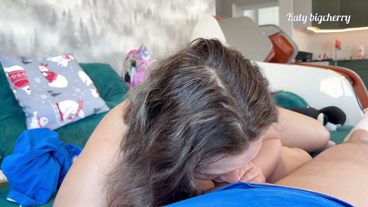 她为了惹恼她的男朋友而给一个摄影师