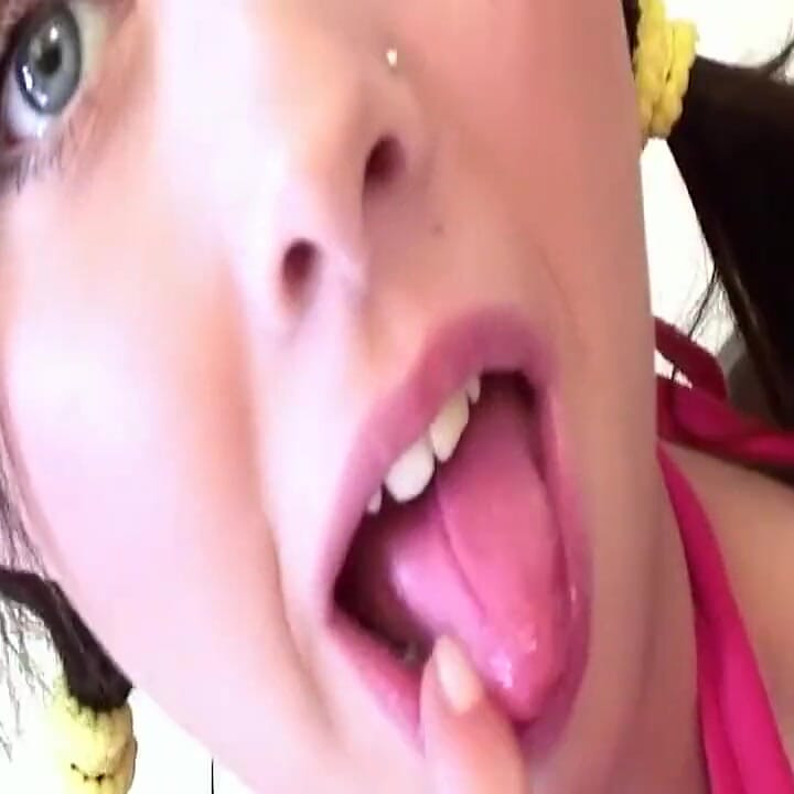 ברונטית פותחת את התחת לאצבעות מקרוב