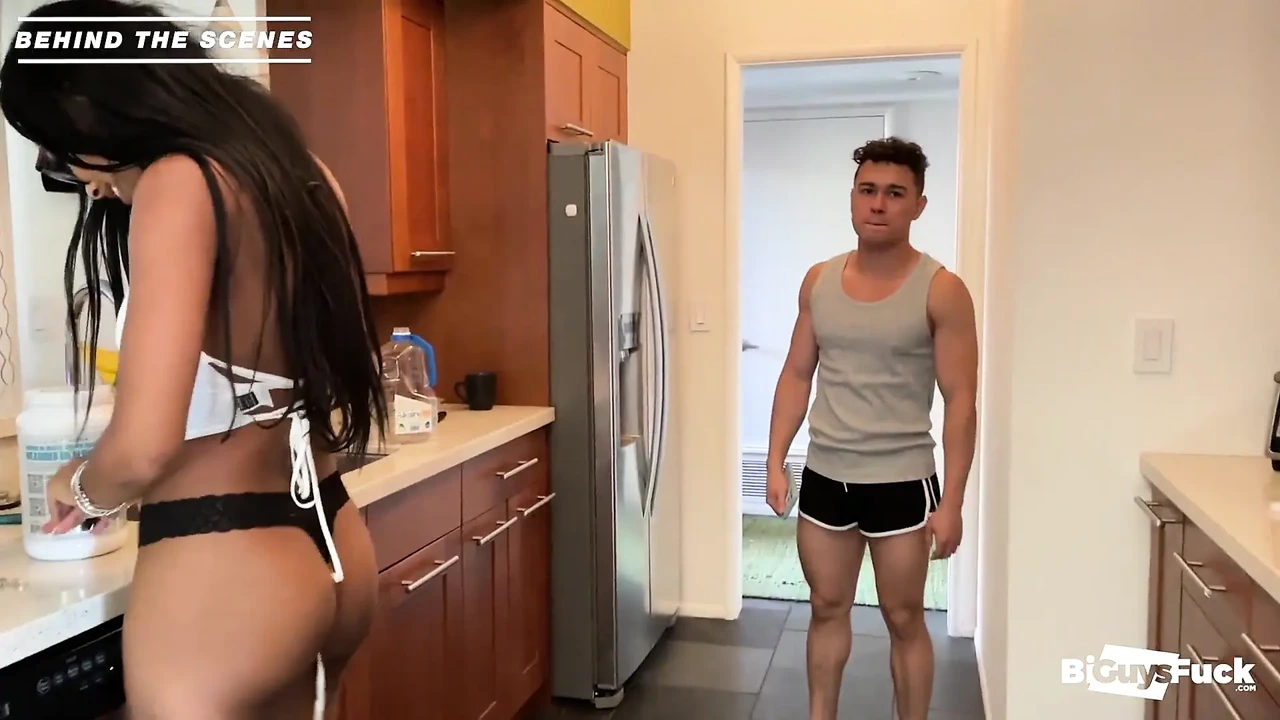 19岁Brianna观看男人们的亲吻和敲打笑声!