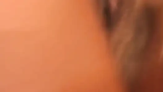 Baştan çıkarıcı esmer orta yaşlı seksi kadın tutkulu amcık yemenin ve sert sikişin tadını çıkarıyor