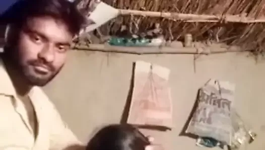 Une maman indienne nue et son beau-père sucent une bite