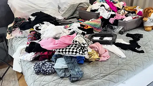 Gadis kampus kutu buku yang luar biasa cantik dengan stoking hitam dan celana dalam renda memberikan handjob yang meraba untuk kontol besar