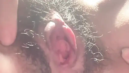 Мокрая беспорядочная киска крупным планом так беспорядочной