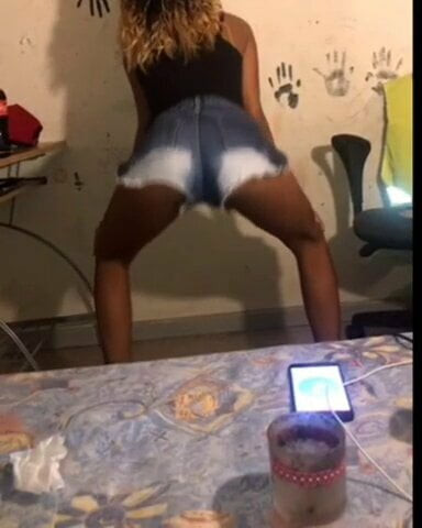 Salope qui twerk
