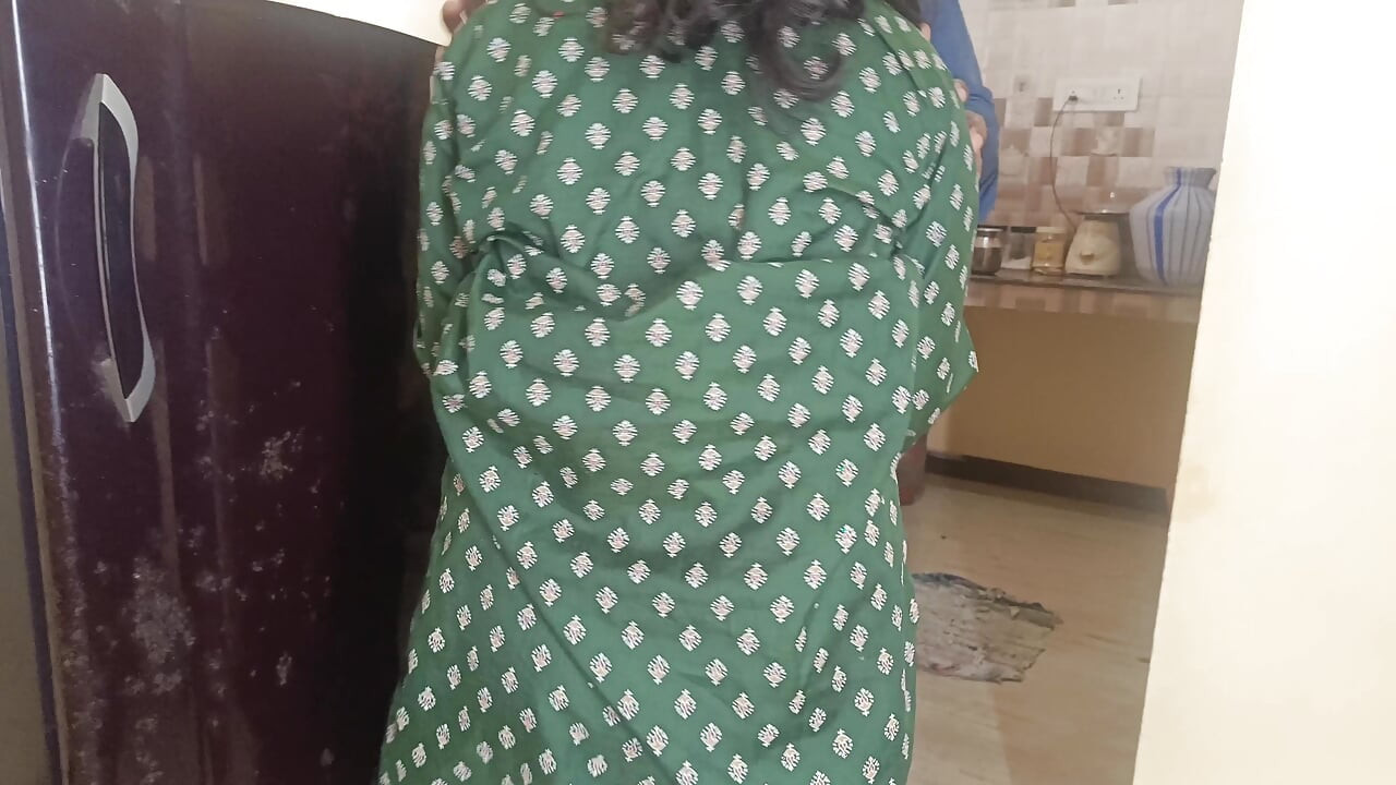 Huisvrouw genietend met stiefbroer