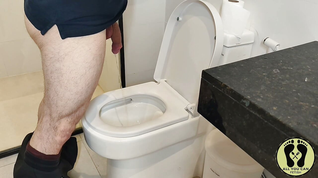 PEE DESPERATION IN COUPLE DIRTY TOILET