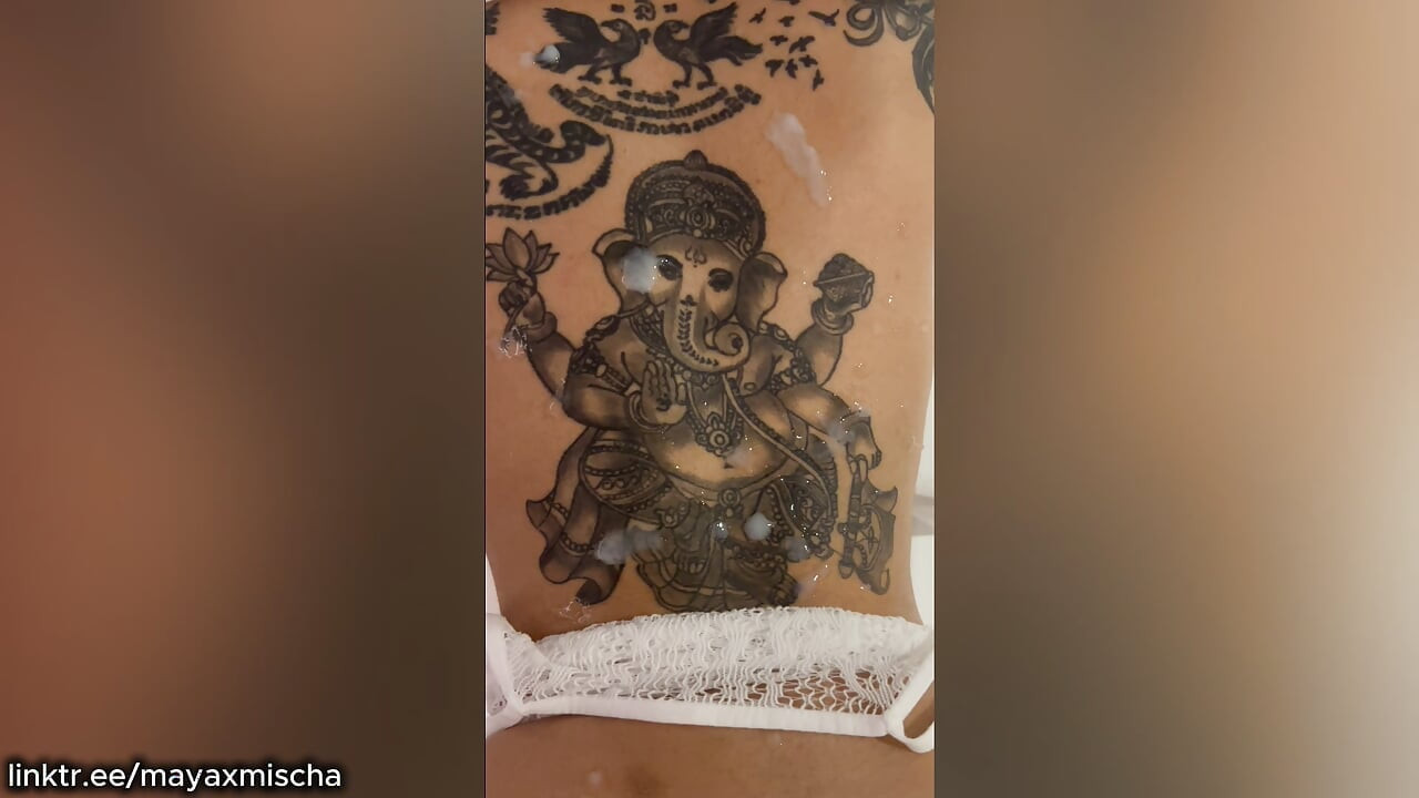 Zgodna azijska devojka se jebe u belom donjem vešu