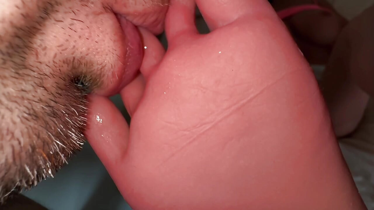 我会舔你的脚，直到你开始和我说话