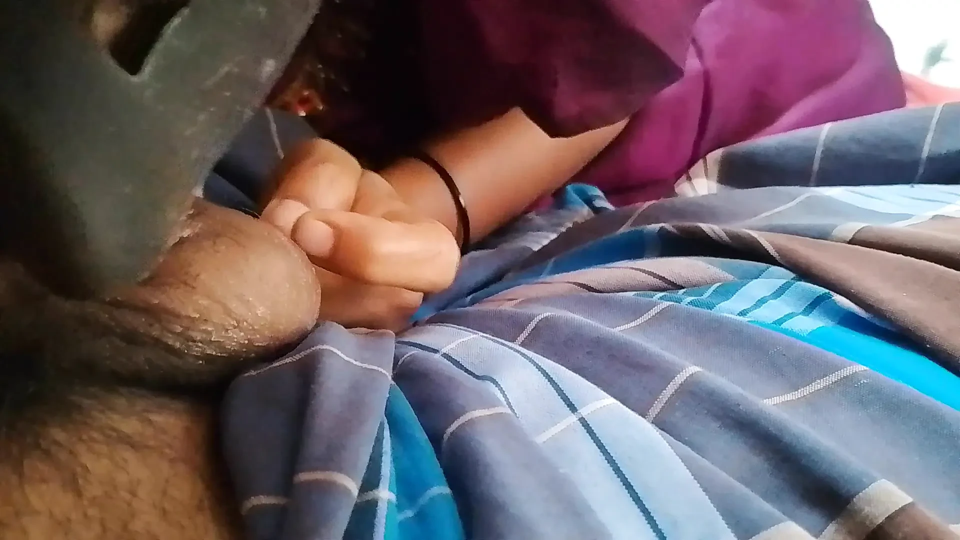 A delhi nővér a szájába veszi férje péniszét, és örömet okoz neki